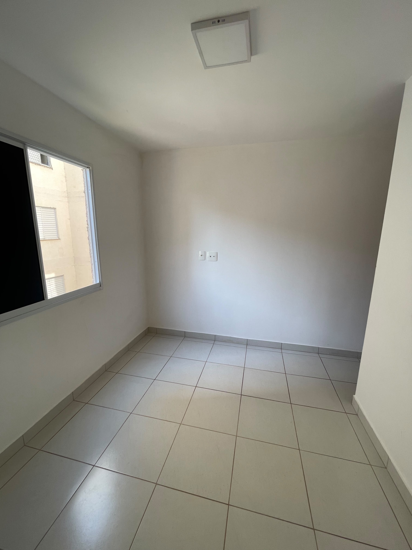 Quarto com janela e iluminação natural