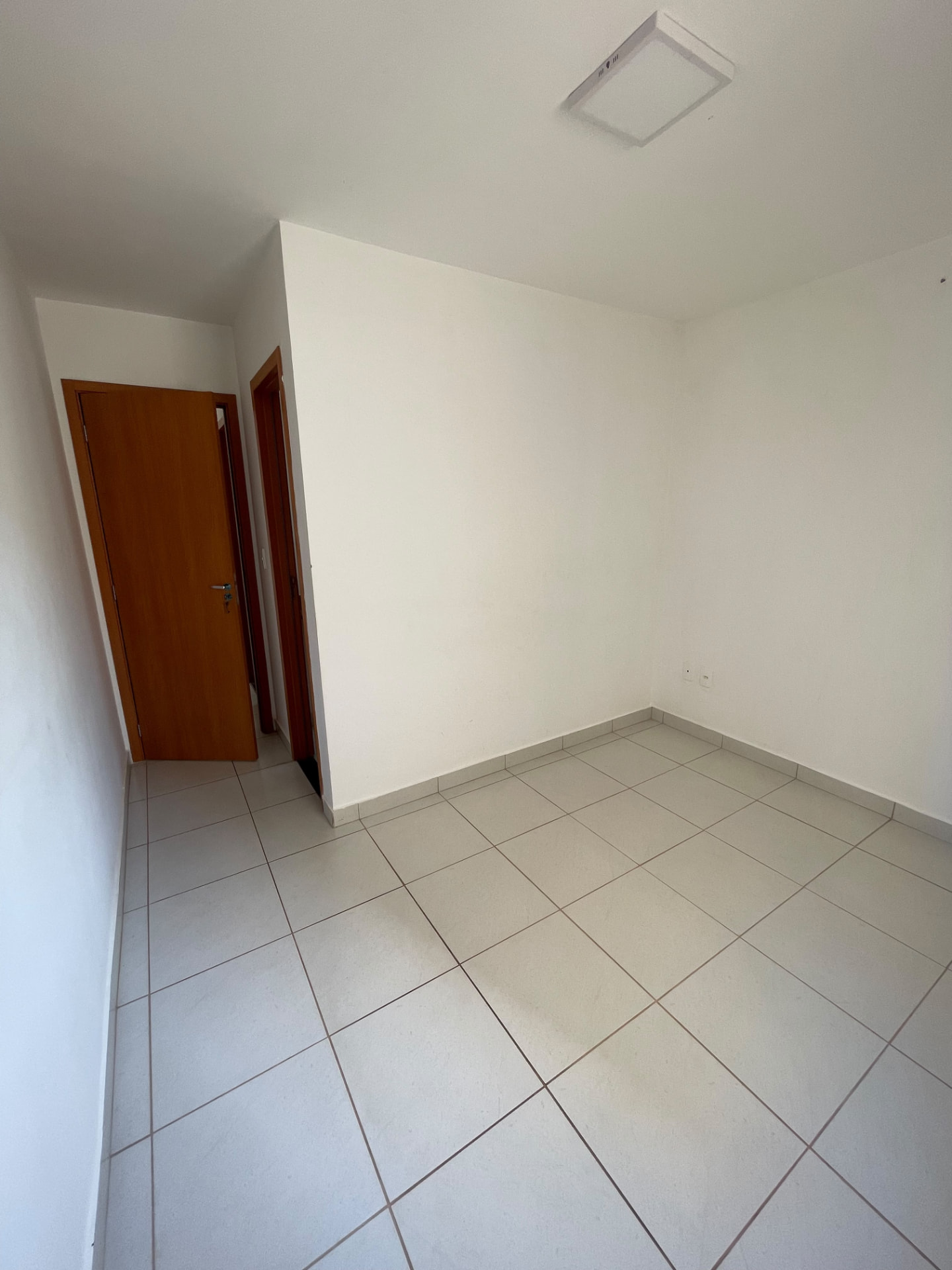 Quarto com piso cerâmico claro