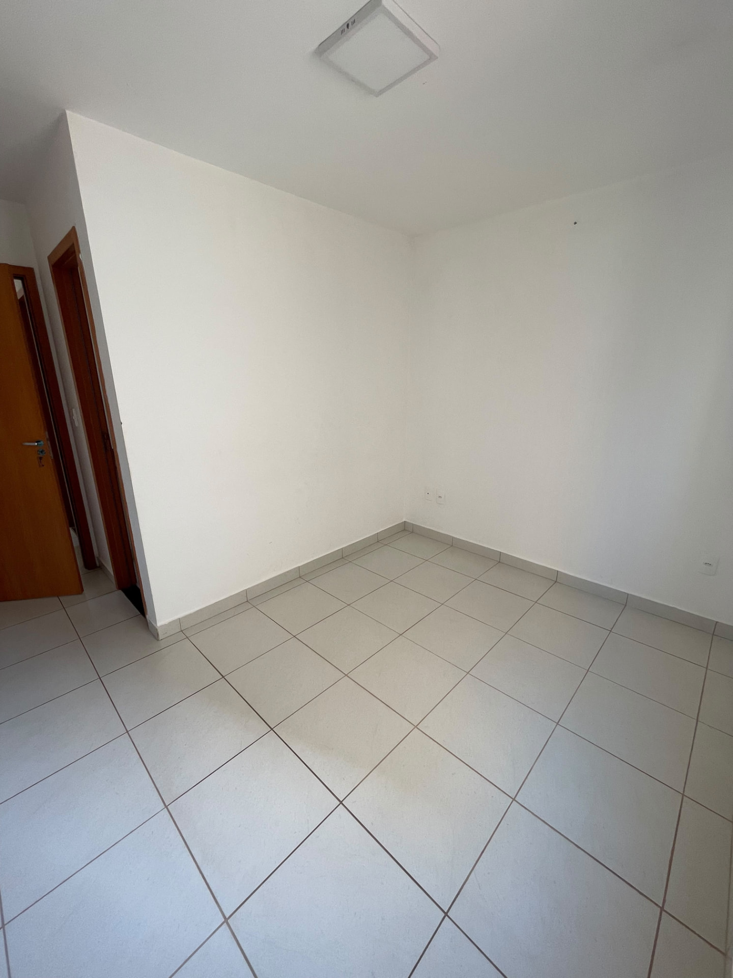 Quarto amplo com porta de acesso