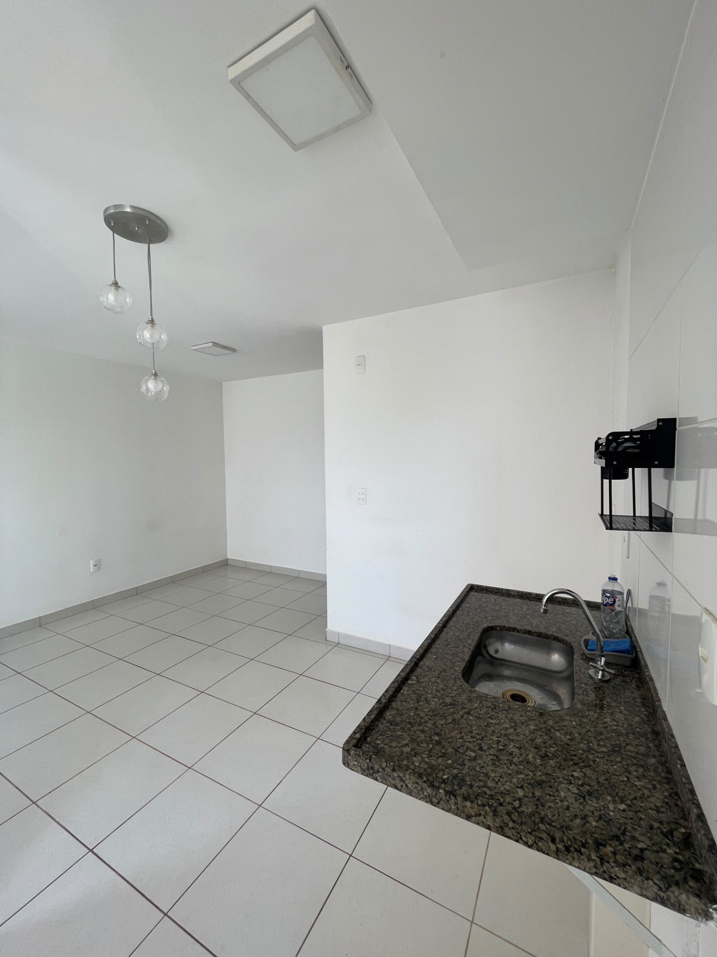 Sala de estar integrada à cozinha do apartamento no Ipanema